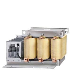 Un transformateur de séparation de charge triphasé avec un grand radiateur, adapté pour une utilisation industrielle pour l'ajustement de tension.