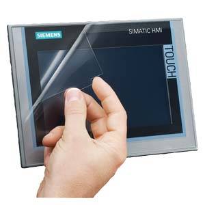 Une main tient un écran tactile SIMATIC HMI pendant que son film de protection est retiré.
