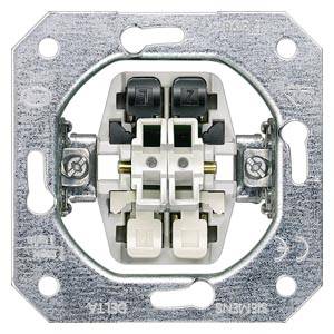 Un interrupteur double à bascule avec deux touches blanches et deux touches noires sur un cadre métallique. Adapté pour l'installation dans des boîtes d'encastrement.