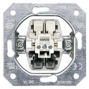 L'image montre une prise électrique avec un cadre métallique et un mécanisme apparent, prête à être installée dans un mur.
