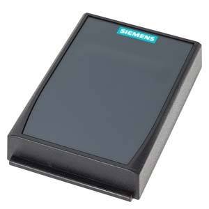 Un lecteur RFID rectangulaire noir de Siemens, placé sur une surface blanche.