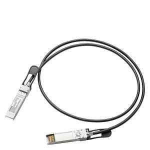 Un câble DAC SFP+ noir avec des connecteurs métalliques aux deux extrémités, utilisé pour la transmission de données à haute vitesse dans les réseaux.