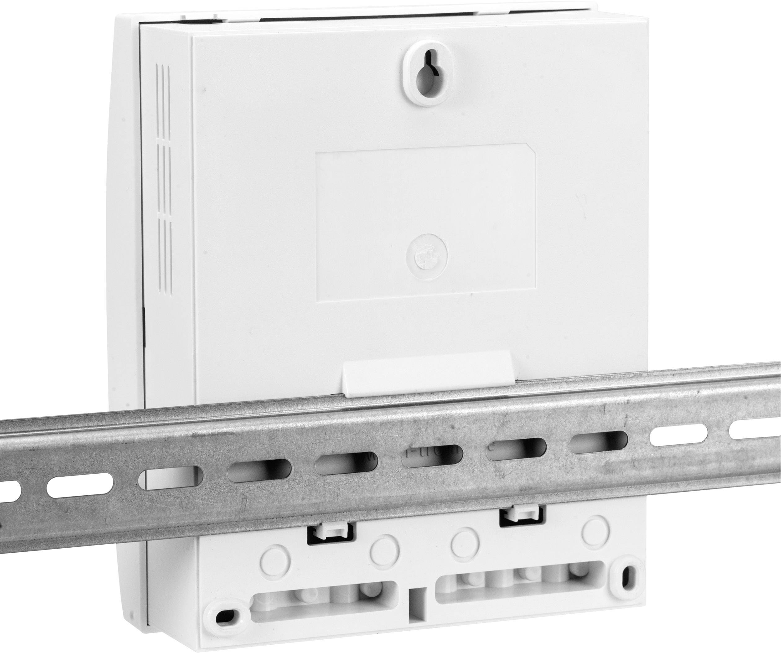 Un appareil électrique blanc est monté sur un rail DIN métallique. L'avant présente des supports et des ouvertures pour les connexions.