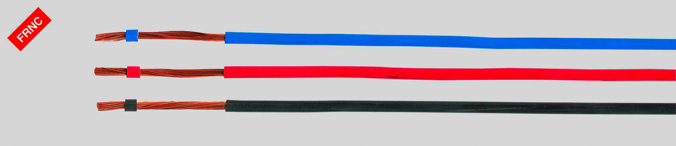 Trois câbles électriques : bleu, rouge et noir, avec un isolant différent, marquage 'FRNC' situé à gauche.