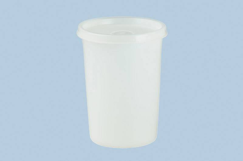 Un gobelet cylindrique blanc en plastique avec un couvercle sur un fond bleu.