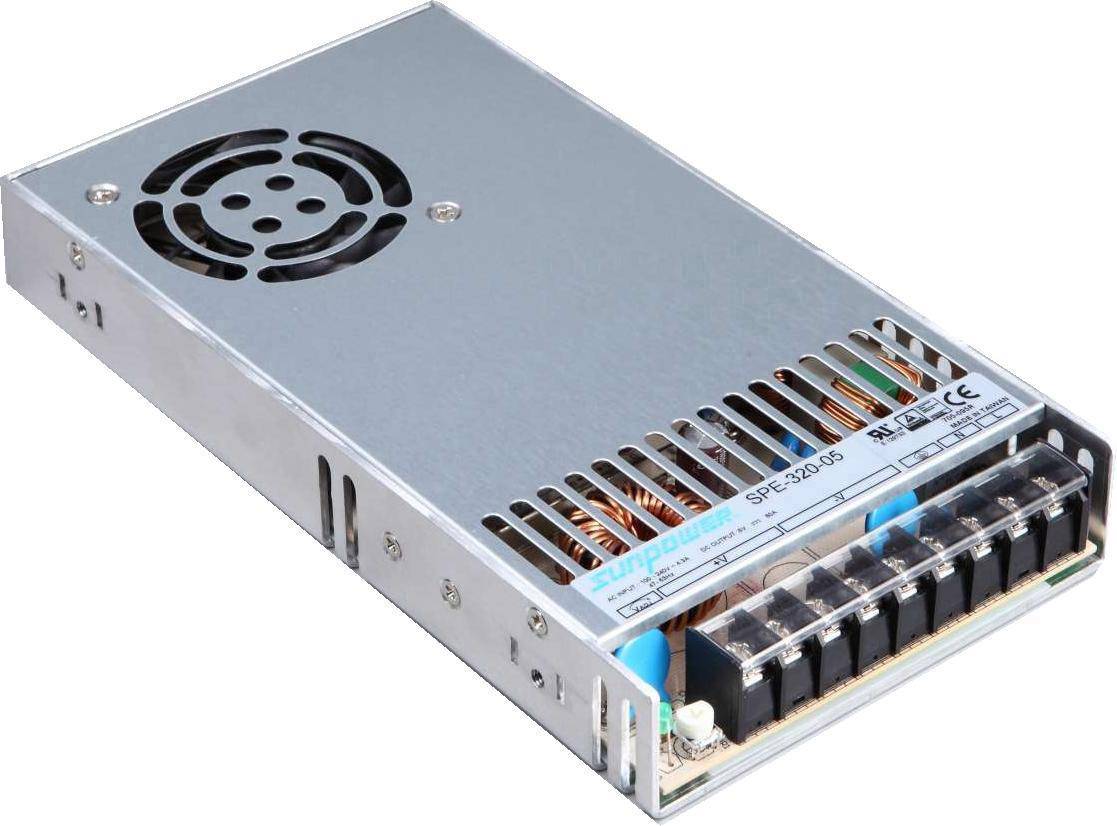 Bloc d'alimentation métallique étroit et rectangulaire avec ventilateur, fentes de refroidissement et connexions électriques, utilisé pour alimenter des appareils.
