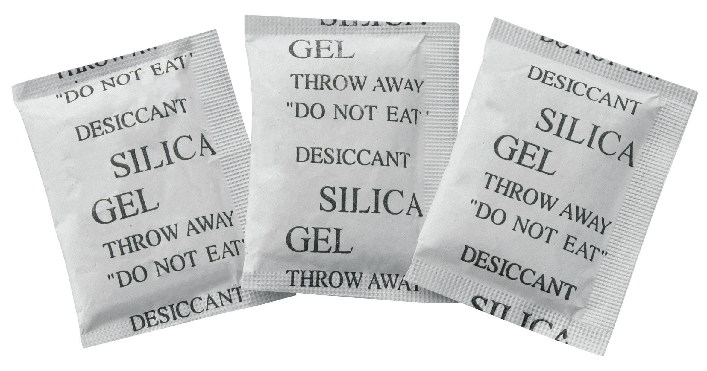 « Trois sachets de gel de silice portant l'inscription : GEL DE SILICE, À JETER « NE PAS MANGER », DESSICCANT. »