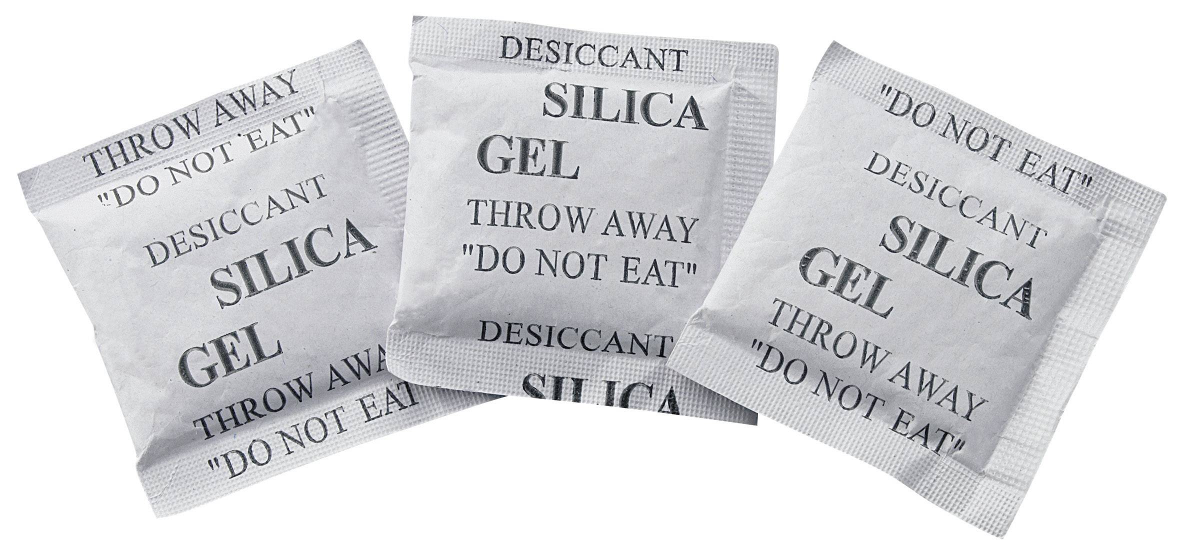 Trois sachets portant l'inscription « Silica Gel Desiccant, Jeter Ne Pas Manger » sur un fond blanc. Utilisés pour absorber l'humidité.