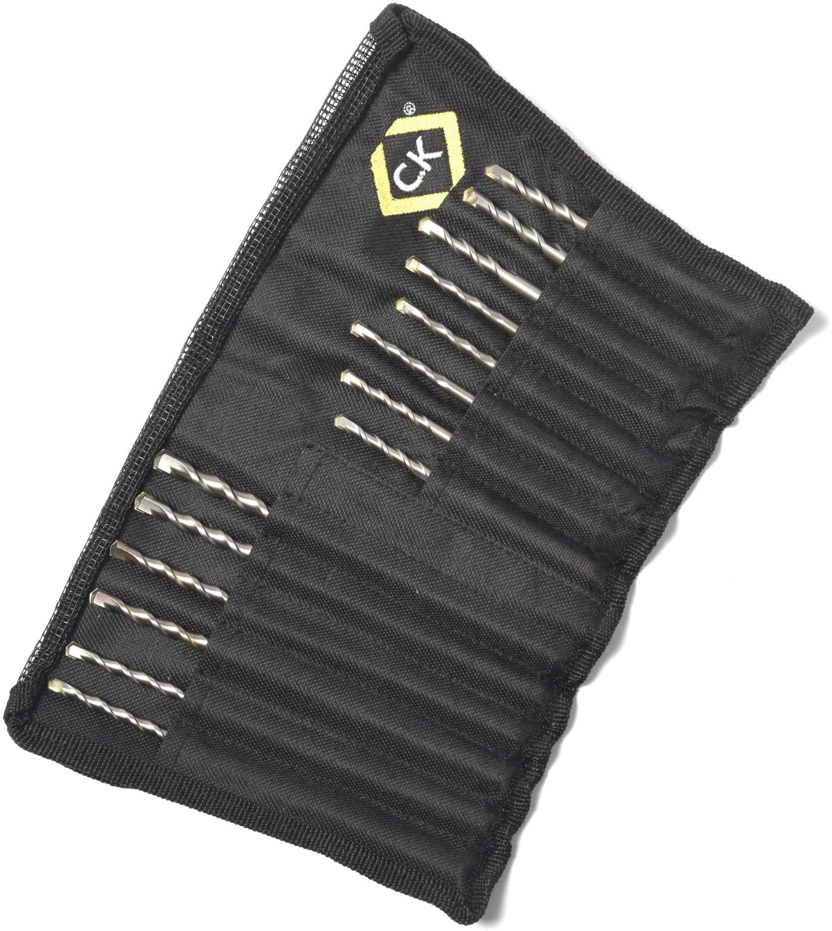 Sac noir contenant plusieurs supports de forets, avec des forets métalliques de différentes tailles, sur un fond blanc.