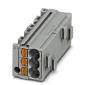 Connecteur rectangulaire gris à quatre broches, dont trois sont orange et une noire. Utilisé pour les connexions électriques.