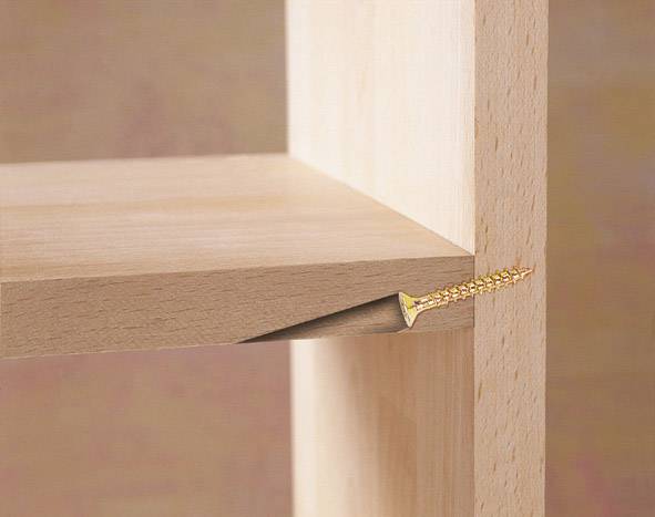 Étagère en bois avec une vis mal installée qui fait éclater une planche.