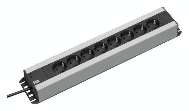 Une barrette multiprises argentée avec huit prises Schuko et un câble noir, adaptée pour alimenter plusieurs appareils électriques.