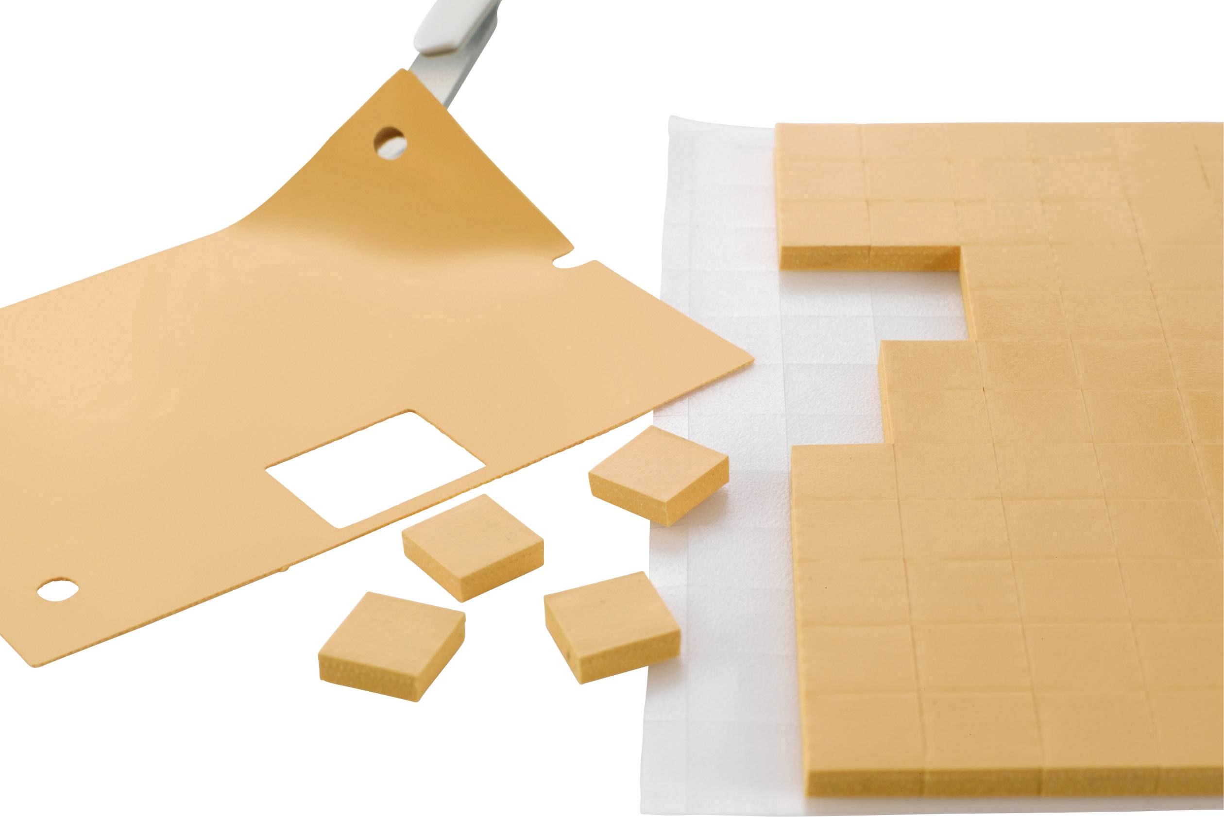 Fromage en tranches, orange, papier sulfurisé partiellement retiré, découpé en carrés. Une fois ouvert, il présente plusieurs petits carrés de fromage.