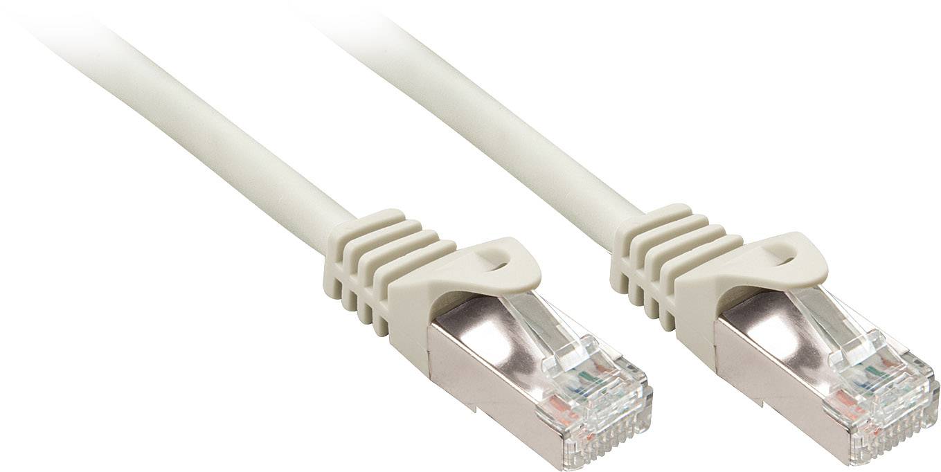 Un câble Ethernet blanc avec deux connecteurs RJ45, utilisés pour connecter des appareils réseau.