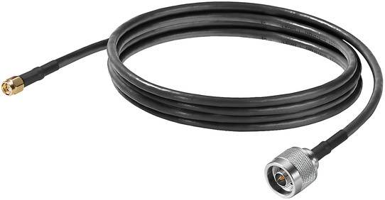Câble coaxial noir avec des connecteurs dorés et argentés aux extrémités, enroulé sur un fond blanc.