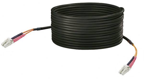 Un câble à fibre optique noir avec deux connecteurs aux extrémités, adapté aux connexions réseau dans les locaux de bureau.