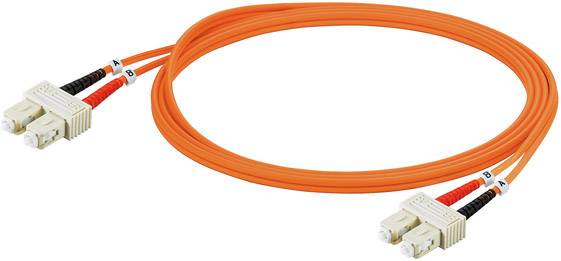 Un câble à fibre optique orange avec deux connecteurs blancs à chaque extrémité, chacun portant les lettres 'A' et 'B'.