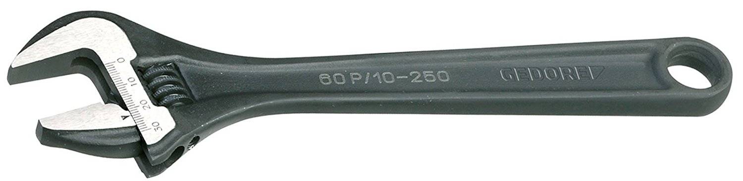 Une clé à molette réglable, noire, est posée sur une surface blanche. Le nom de marque 'GEDORE' est gravé sur la poignée.