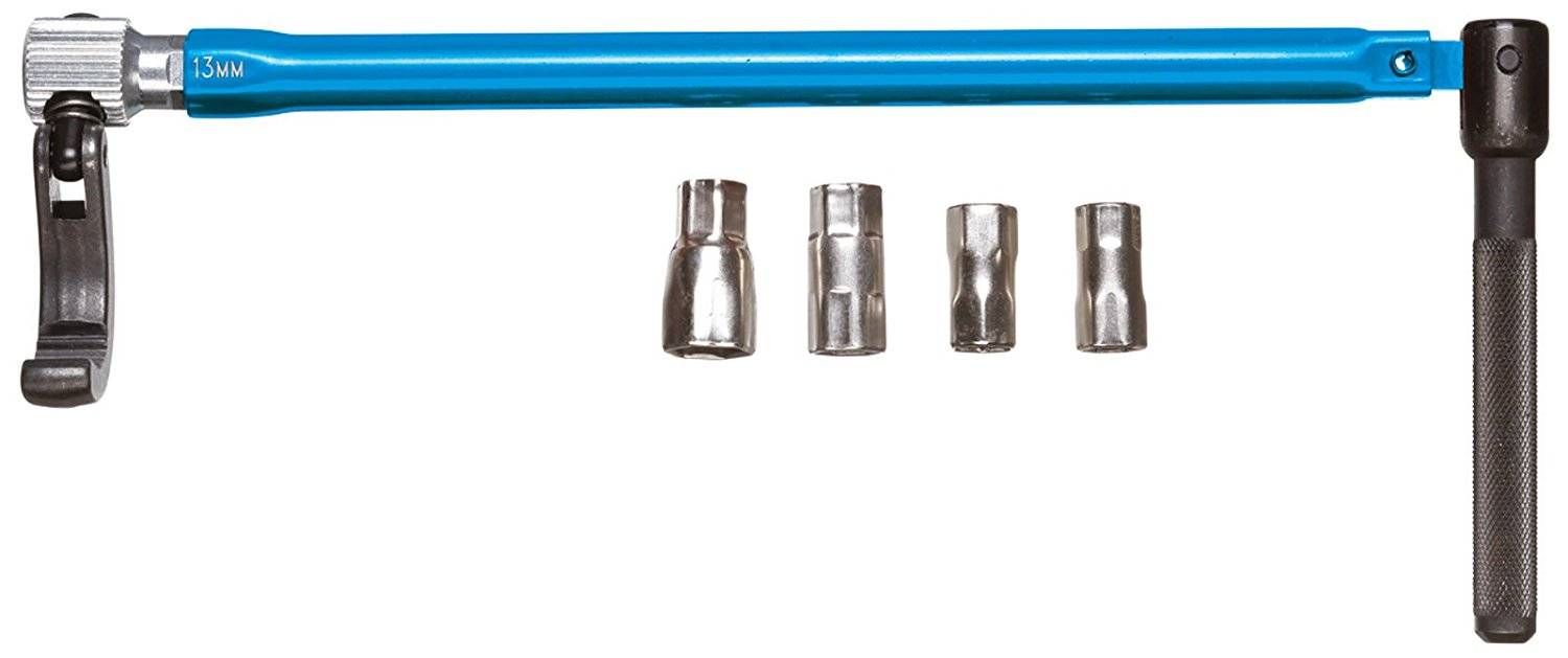 Clé dynamométrique bleue avec cliquet, quatre douilles et rallonge, pour un contrôle précis du couple de serrage des vis.