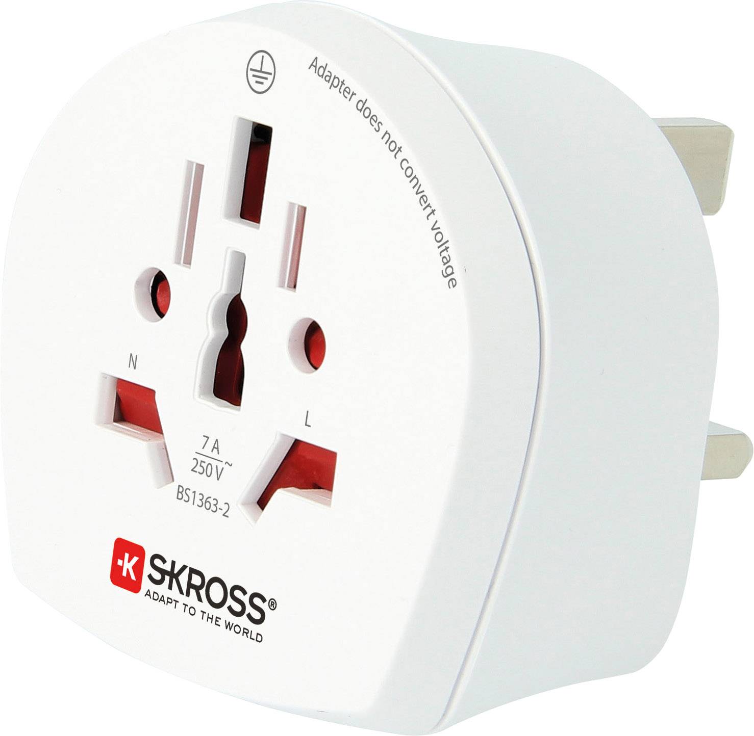 Un adaptateur de voyage blanc de SKROSS avec une fiche de type britannique et des logos, indiquant 'L'adaptateur ne convertit pas la tension' et conçu pour 250 V, 7 A.