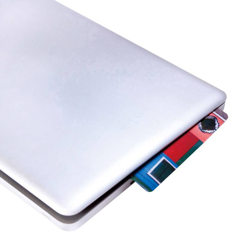 Un ordinateur portable argenté, avec deux cartes de crédit qui en dépassent.