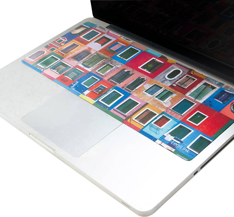 Un ordinateur portable avec une housse colorée représentant un paysage urbain artistique. Les couleurs principales sont le rouge, le vert et le bleu.
