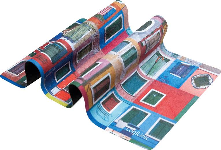 Un tapis de souris USB avec des maisons colorées et des fenêtres dans le style de Burano, courbé comme un paysage ondulant. Couleurs principales : Rouge, Bleu, Vert.
