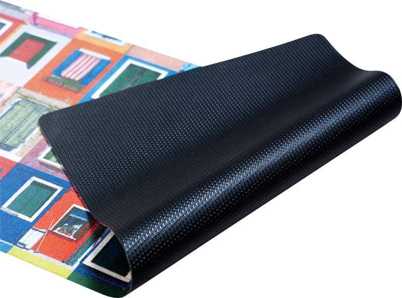 Tapis avec un motif urbain artistique coloré et un dos noir texturé.