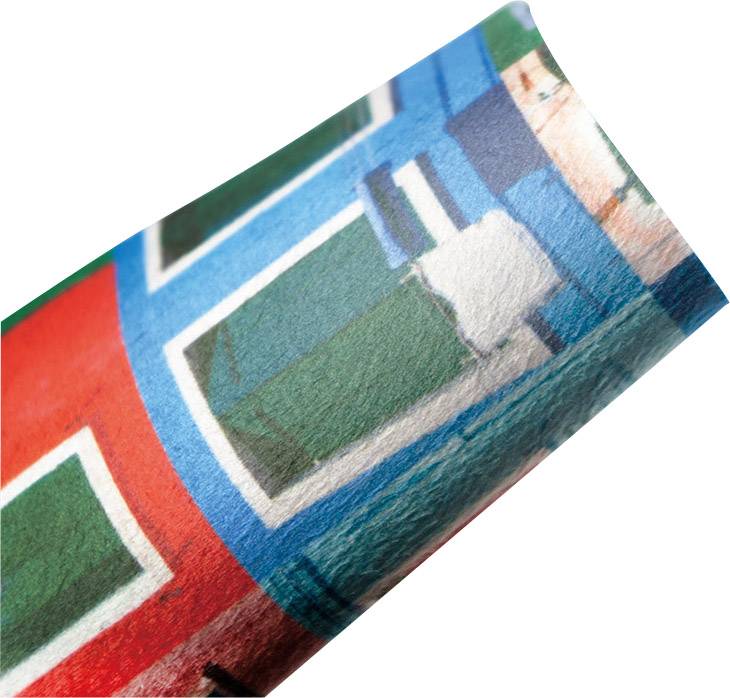 Motif ondulé coloré composé de rectangles rouges, bleus et verts sur une surface.