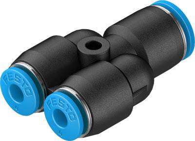 Connecteur Y en plastique noir avec embouts bleus. Utilisé dans les systèmes pneumatiques pour raccorder des tuyaux.