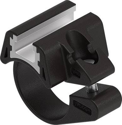 Un support de collier en plastique noir avec vis de fixation et bande métallique pour le montage sur tuyaux ou rails.