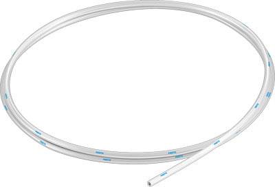 Un tuyau blanc et flexible est posé en grand cercle sur une surface blanche.