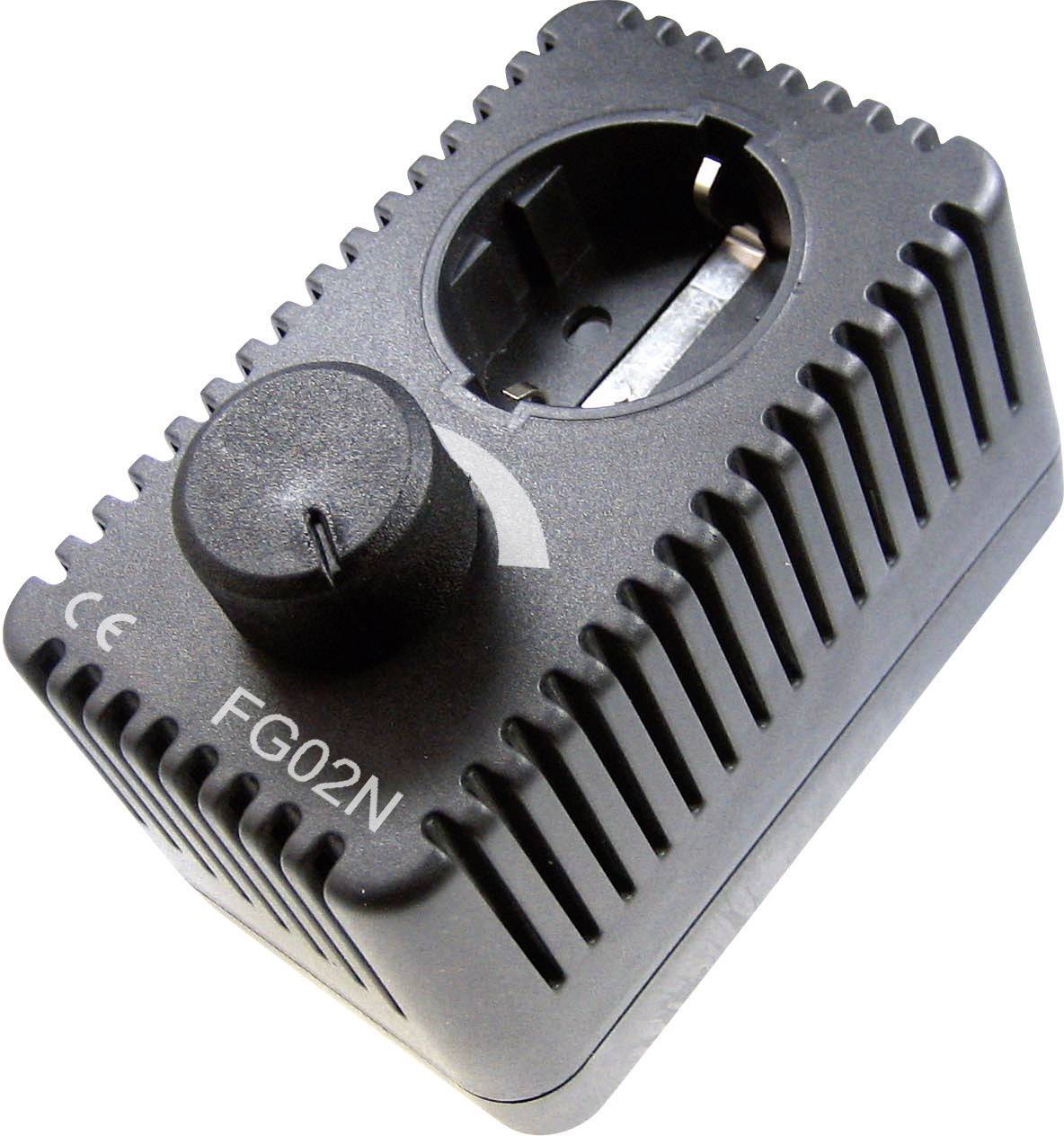 Adaptateur noir avec prise européenne et interrupteur. Inscription 'FG02N'. Adapté aux appareils électriques.