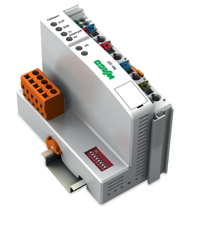 Module industriel avec connexions et interrupteurs pour le contrôle et la surveillance des appareils électroniques ; surface blanche avec étiquetage vert.
