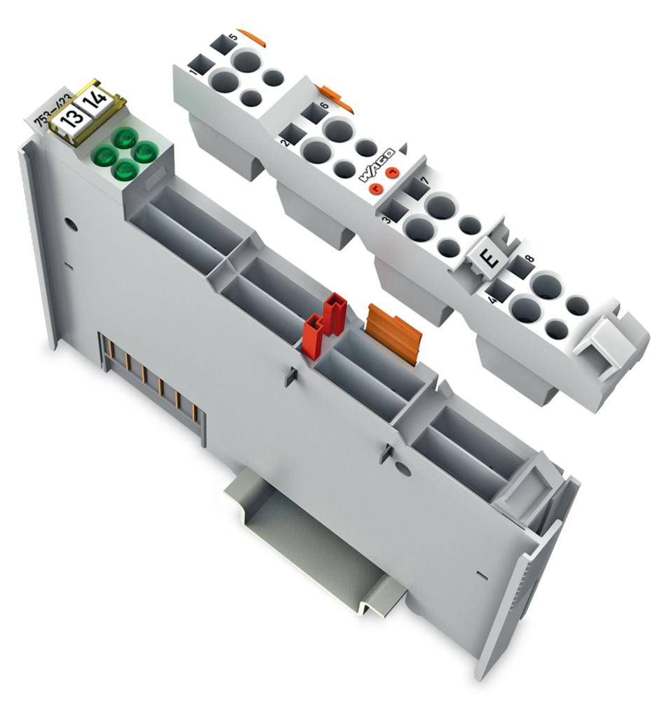Bornier industriel avec plusieurs connexions enfichables et étiquettes, montrant les raccordements électriques et les unités montables.