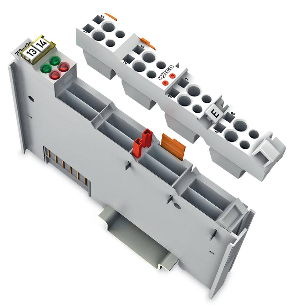 Sur l'image, on peut voir un système modulaire de borniers gris avec des connexions et des étiquettes codées par couleur, conçu pour un montage sur rail DIN.