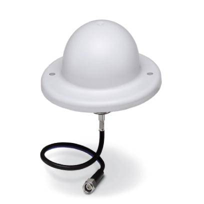Antenne GPS blanche en forme de dôme avec connexion par câble. Adaptée aux applications assistées par satellite.
