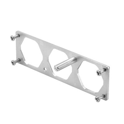 Plaque métallique avec cinq vis, une goupille cylindrique au centre et deux découpes hexagonales.