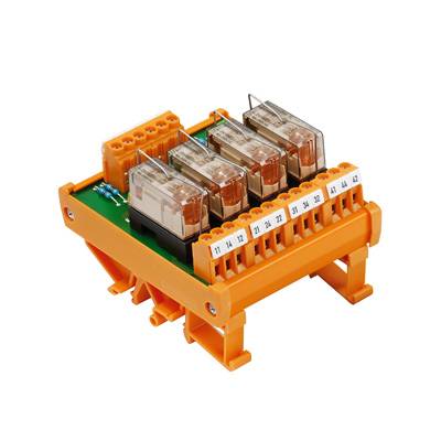 Module de relais électronique avec boîtier orange et bornes numérotées, adapté aux fonctions de commutation dans les systèmes de contrôle.