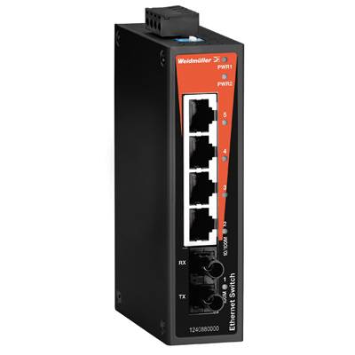 Un commutateur Ethernet noir avec un panneau frontal rouge, présentant quatre ports réseau et deux connexions optiques. Un indicateur d'état LED vert est allumé sur la façade.