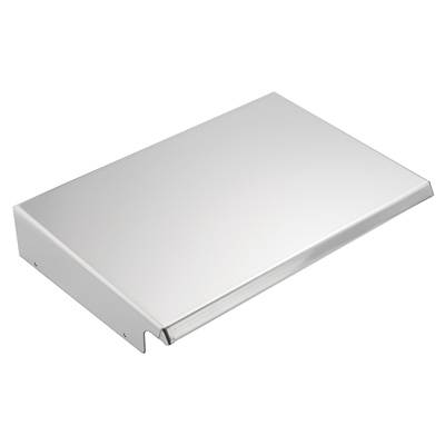 Une étagère rectangulaire en argent, probablement en métal, à surface lisse et bord légèrement surélevé sur le côté gauche.