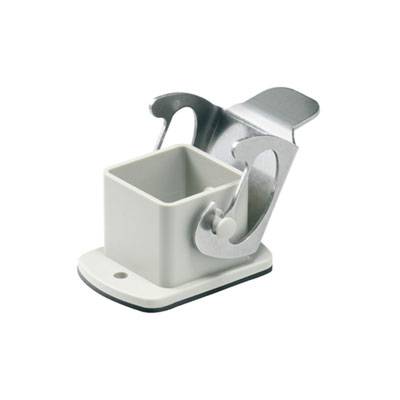 Un support de table gris avec un clip en métal argenté, adapté pour fixer des panneaux ou des appareils, sur un fond blanc.