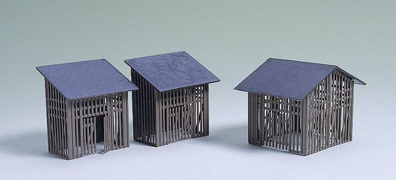 Trois modèles de chalets en bois avec des toits noirs sur un fond gris. Chacun possède une structure différente.