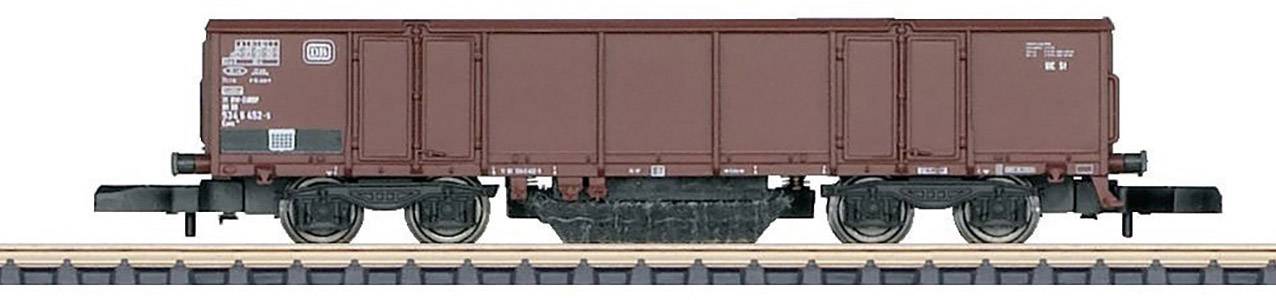 Wagon de marchandises marron sur une voie ferrée, vue latérale, reproduit en détail pour un modèle réduit de train.