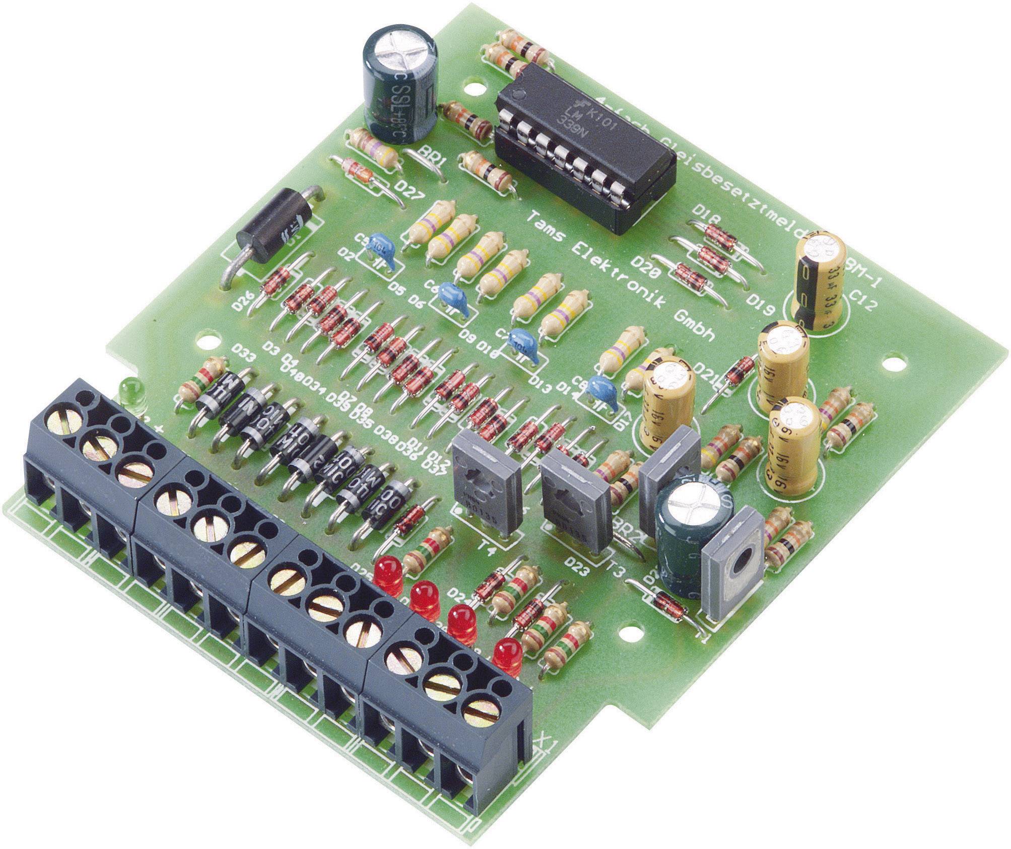 Circuit électronique avec différents composants tels que des résistances, des condensateurs et un circuit intégré, monté sur un PCB vert.