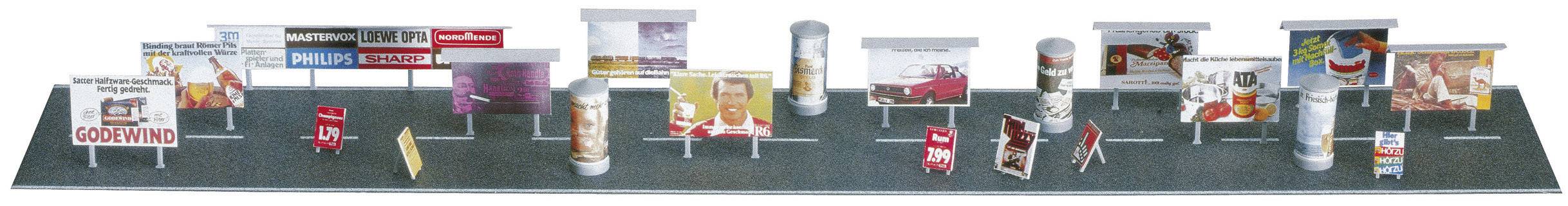 Plusieurs panneaux publicitaires sont alignés le long d'une route. Ils présentent diverses marques et produits tels que des boissons, des véhicules et de la restauration rapide.