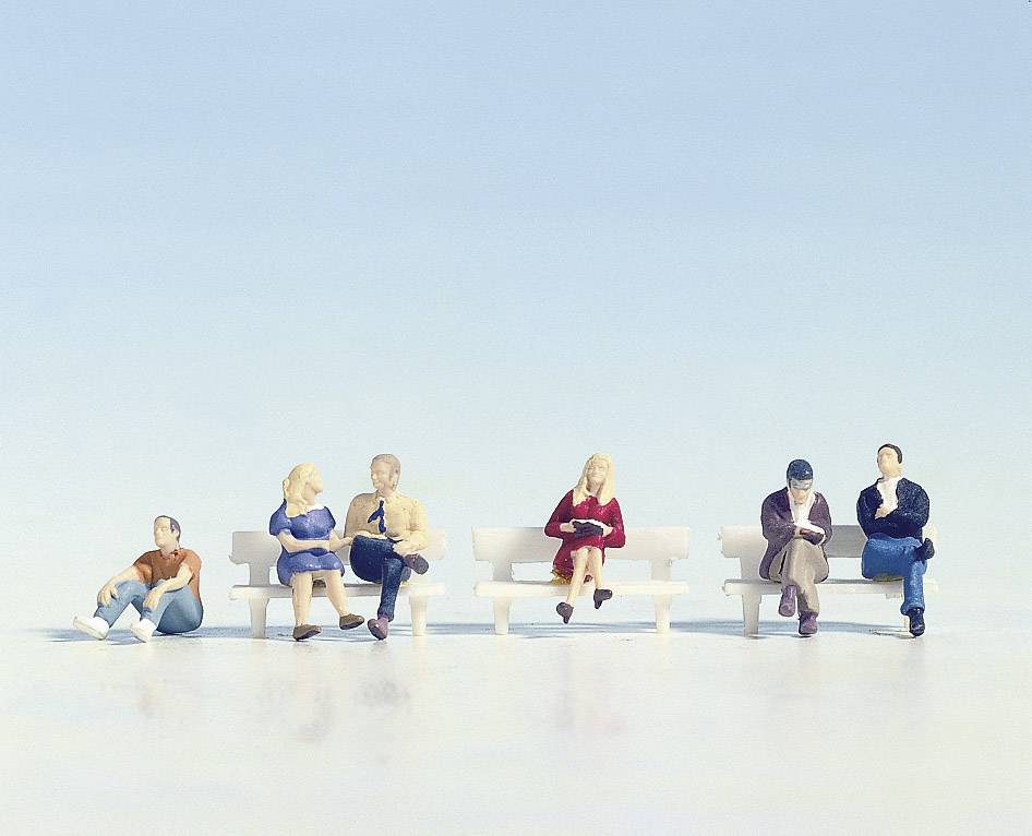 Des figurines miniatures sont assises sur des bancs publics dans différentes poses, devant un ciel bleu limpide.