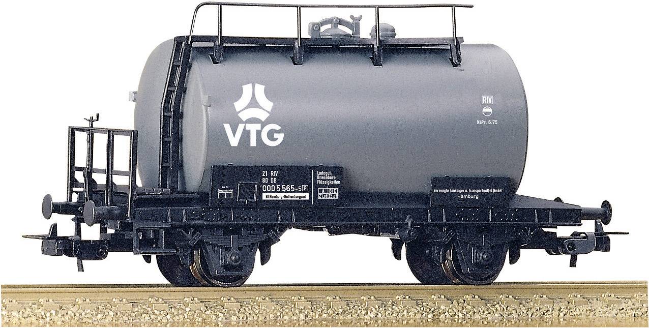 Un wagon-citerne gris sur une voie ferrée portant l'inscription 'VTG'. Le wagon est équipé de garde-corps périphériques et est vide.