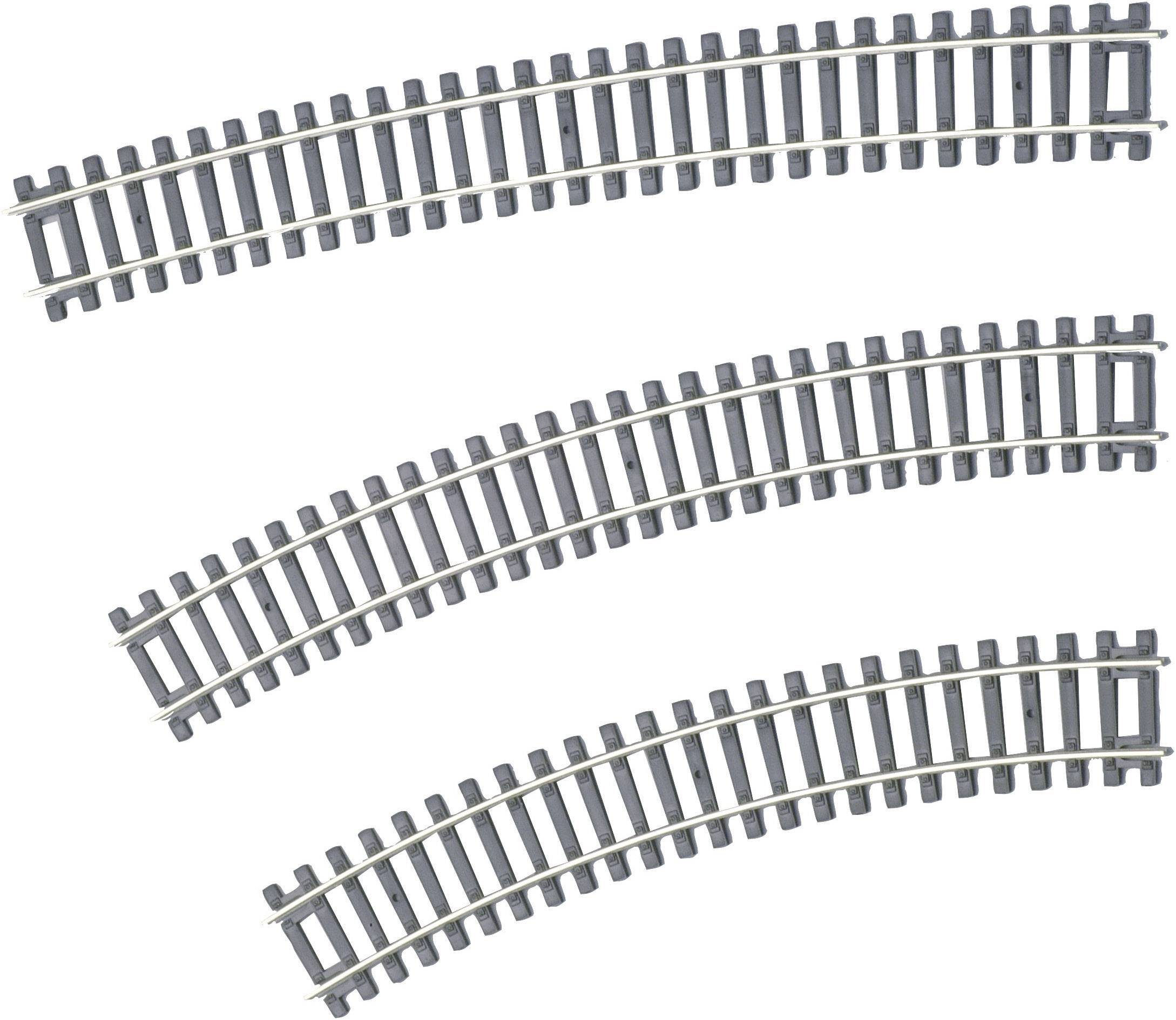 Trois rails de chemin de fer miniature légèrement incurvés, disposés en ligne.