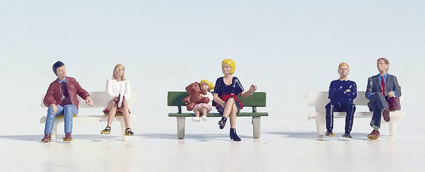 Des figurines miniatures sont assises sur des bancs : un homme portant une veste rouge, une femme en blanc, une femme avec un enfant et un ours en peluche, deux personnes en noir.